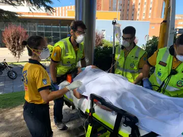 Madre da a luz a su bebé en la calle Madre da a luz a su bebé en la calle