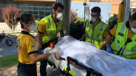 Madre da a luz a su bebé en la calle Madre da a luz a su bebé en la calle