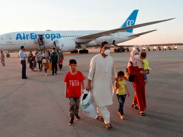 España ha rescatado a 2.181 personas de Afganistán en 17 vuelos, y serán repartidos en las diferentes comunidades autónomas, a excepción de Canarias. España ha rescatado a 2.181 personas de Afganistán en 17 vuelos, y serán repartidos en las diferentes comunidades autónomas, a excepción de Canarias.
