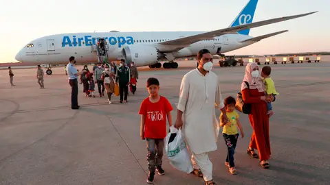 España ha rescatado a 2.181 personas de Afganistán en 17 vuelos, y serán repartidos en las diferentes comunidades autónomas, a excepción de Canarias. España ha rescatado a 2.181 personas de Afganistán en 17 vuelos, y serán repartidos en las diferentes comunidades autónomas, a excepción de Canarias.