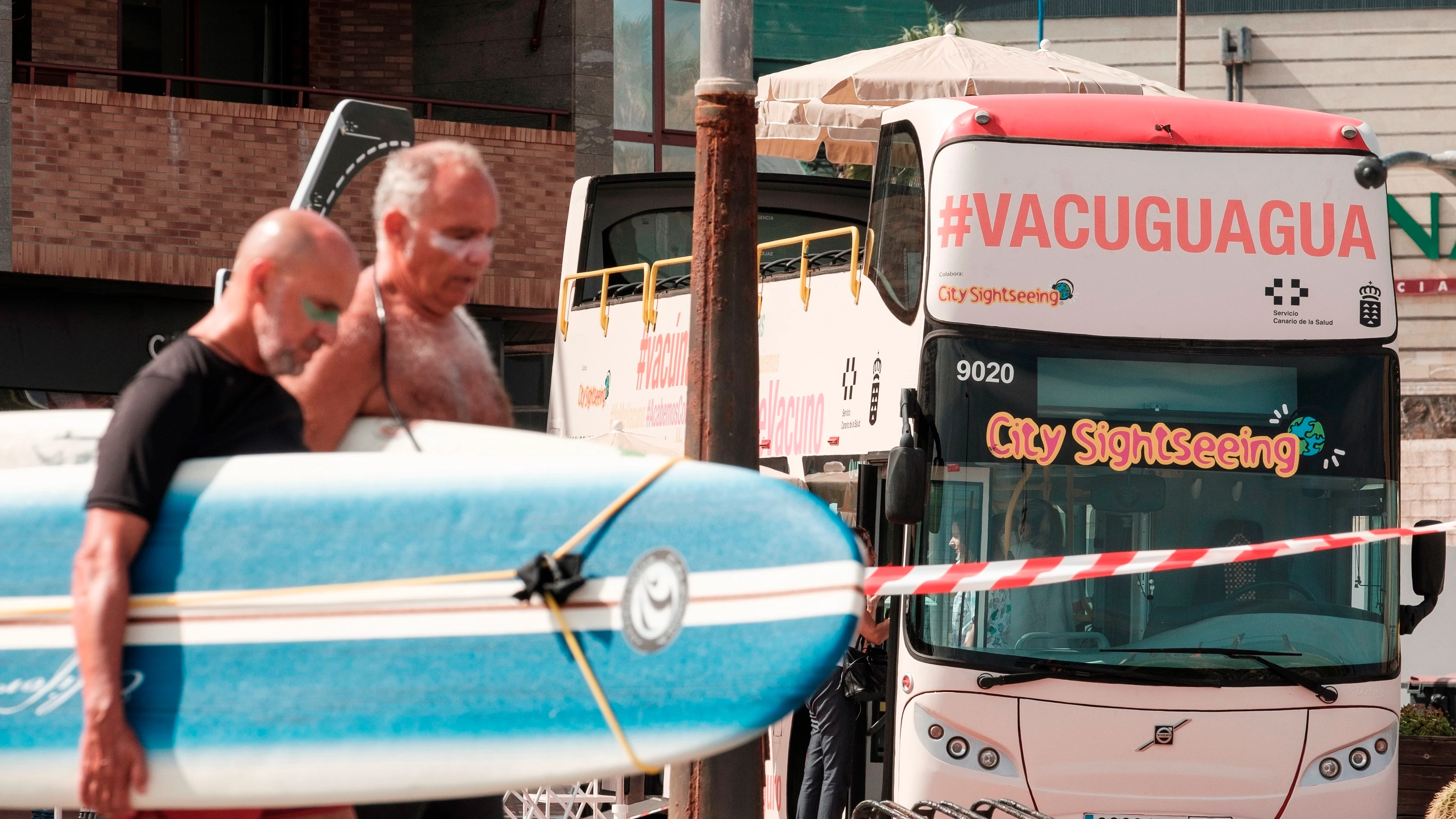 Gran Canaria: Una vacuguagua recorre playas y pueblos para repescar rezagados Gran Canaria: Una vacuguagua recorre playas y pueblos para repescar rezagados