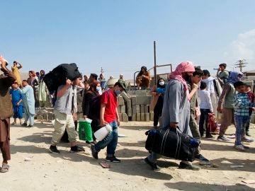 Afganos residentes en España sufren por la vida de sus familiares atrapados en el país a merced de los talibanes