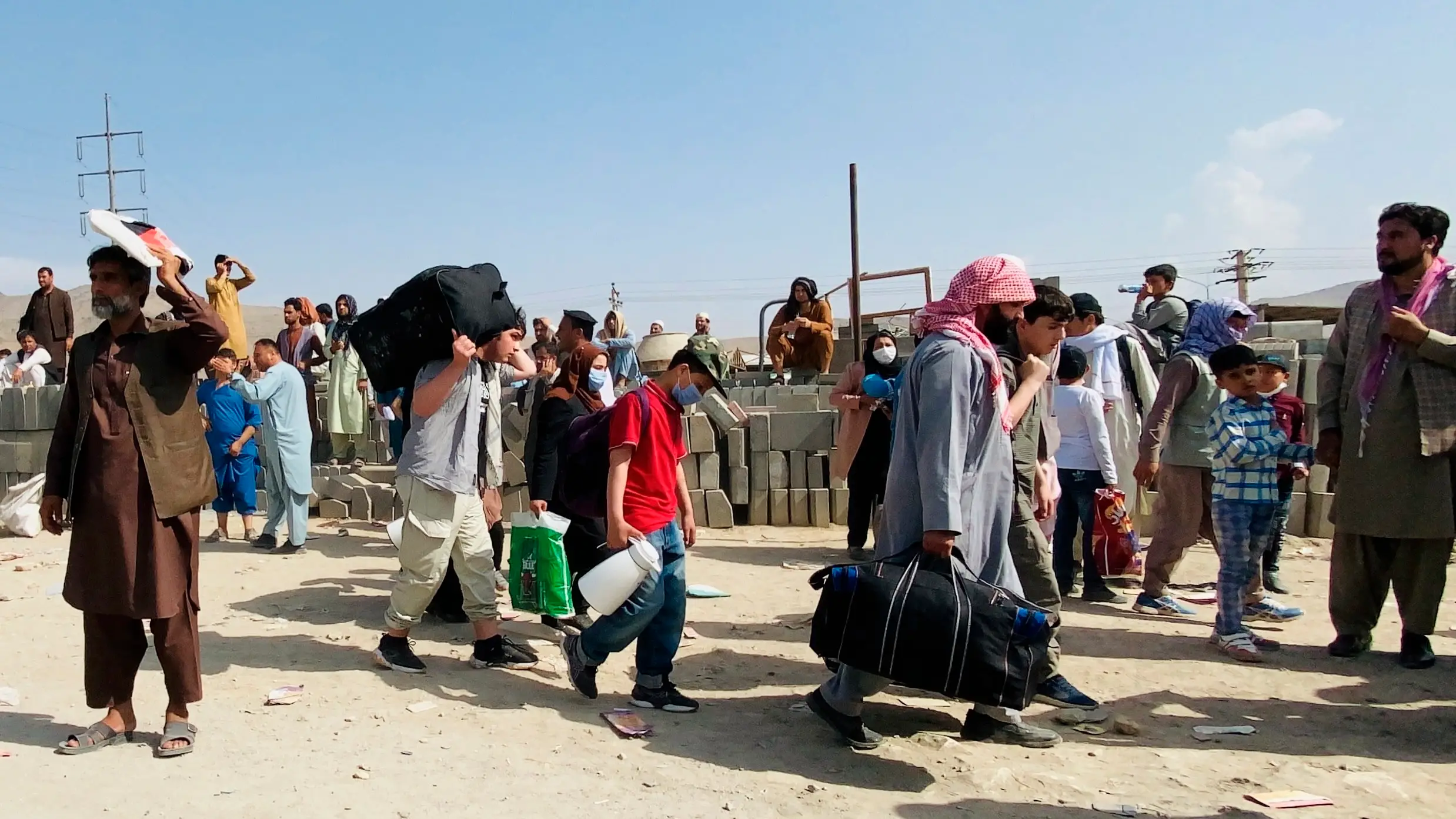 Afganos residentes en España sufren por la vida de sus familiares atrapados en el país a merced de los talibanes Afganos en el aeropuerto de Kabul