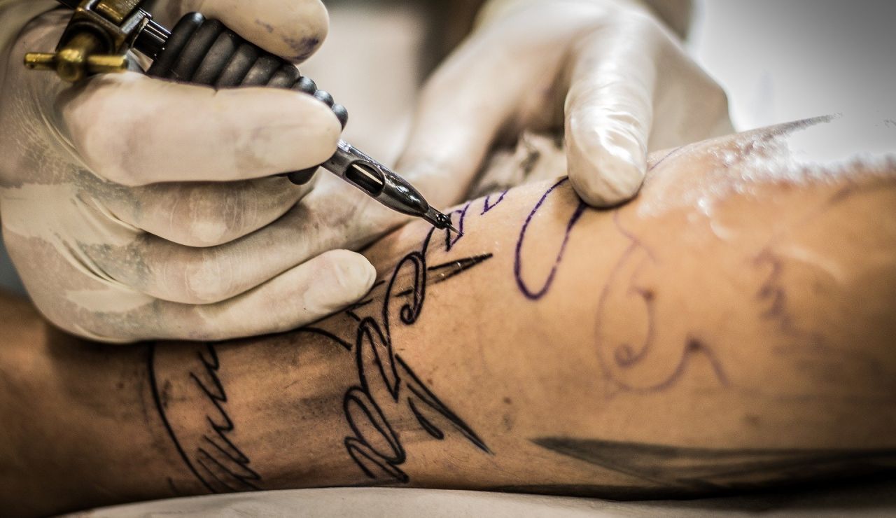 Imagen de archivo de un tatuador