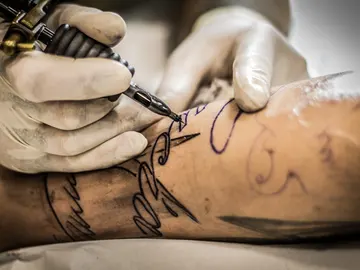 Imagen de archivo de un tatuador Imagen de archivo de un tatuador