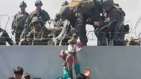 Reúnen con su padre al bebé afgano entregado a los militares por encima del muro del aeropuerto de Kabul Reúnen con su padre al bebé afgano entregado a los militares por encima del muro del aeropuerto de Kabul