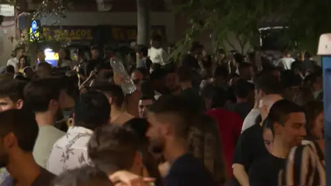 Disturbios y desalojos en San Sebastián y Barcelona por la celebración de botellones y fiestas Disturbios y desalojos en San Sebastián y Barcelona por la celebración de botellones y fiestas