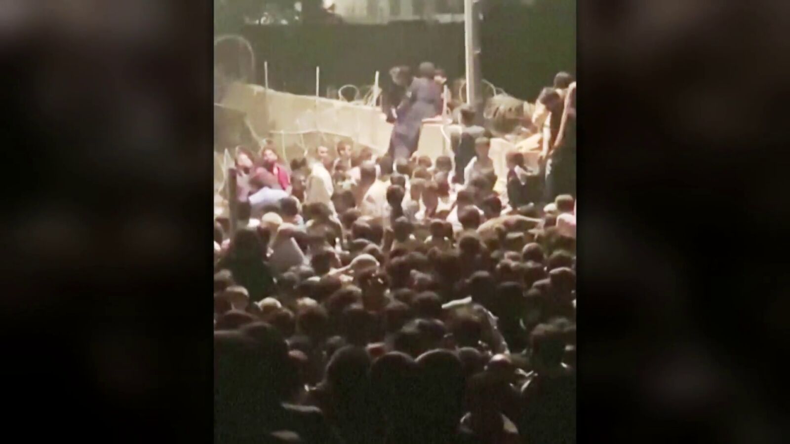 Avalanchas y descontrol en el aeropuerto de Kabul para huir de Afganistán