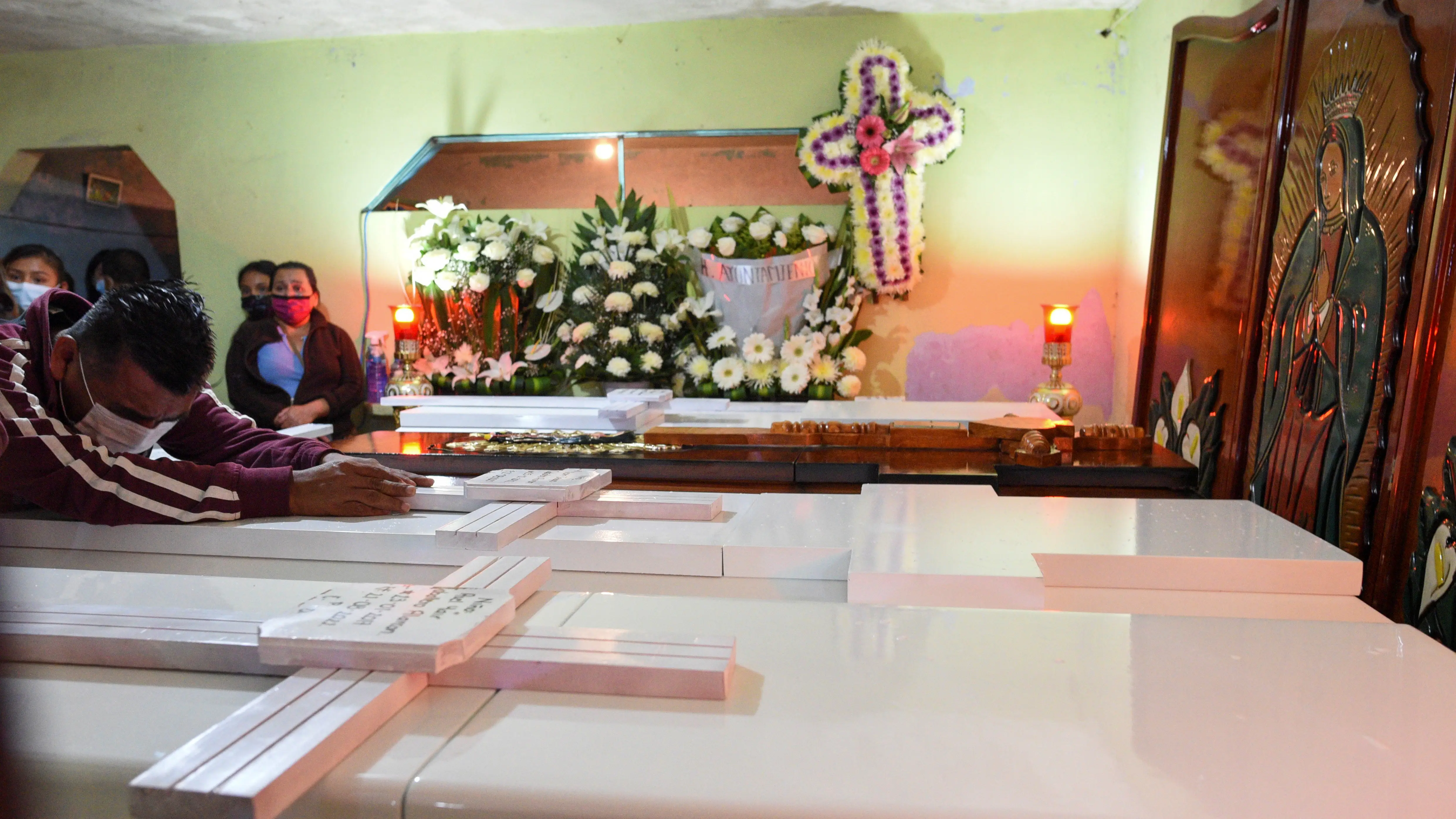 Un hombre llora la muerte de sus familiares por el hurac&aacute;n Grace a su paso por Xalapa, en M&eacute;xico