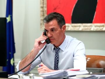 El presidente del Gobierno, Pedro Sánchez, hablando con el presidente de Estados Unidos, Joe Biden