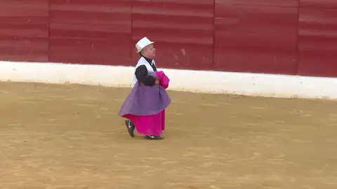 Celebran el espectáculo cómico-taurino de personas con acondroplasia en Sevilla a petición de suspensión Celebran el espectáculo cómico-taurino de personas con acondroplasia en Sevilla a petición de suspensión
