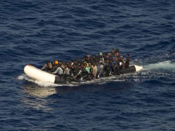 Rescatan a la desesperada a 65 migrantes hundiéndose a 65 kilómetros de Fuerteventura
