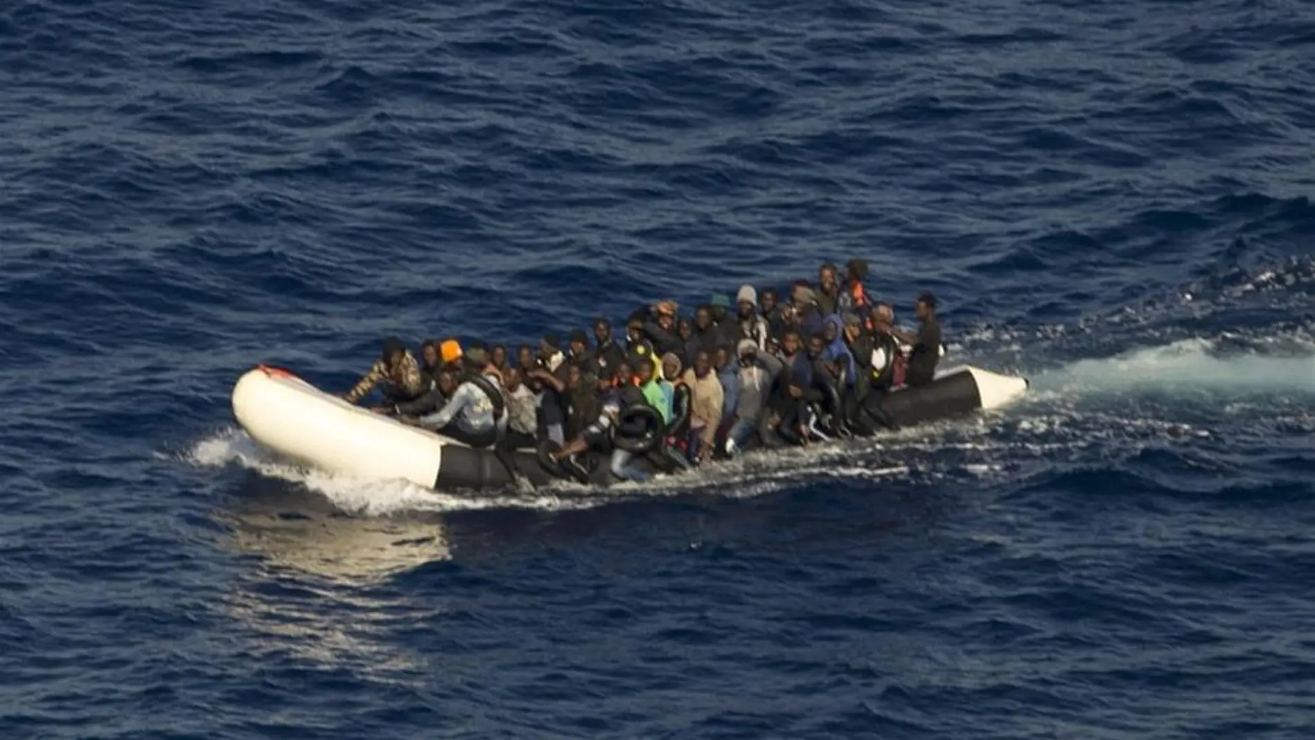 Rescatan a la desesperada a 65 migrantes hundiéndose a 65 kilómetros de Fuerteventura