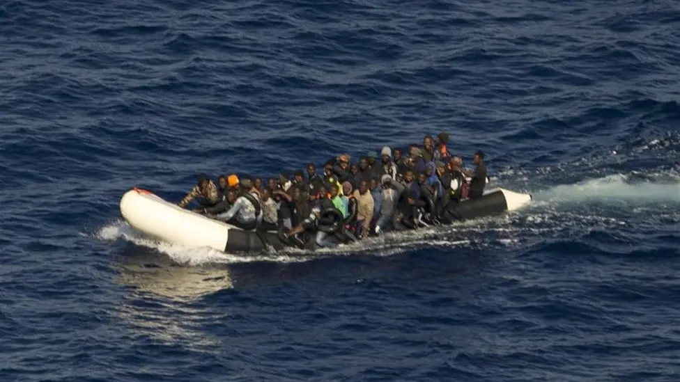 Rescatan a la desesperada a 65 migrantes hundiéndose a 65 kilómetros de Fuerteventura Rescatan a la desesperada a 65 migrantes hundiéndose a 65 kilómetros de Fuerteventura