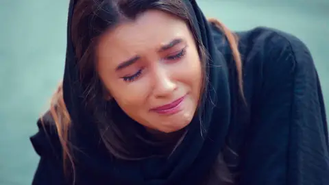 Candan, derrumbada, se despide de Demir a los pies de su tumba Candan, derrumbada, se despide de Demir a los pies de su tumba