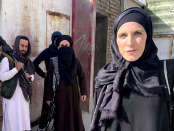 La periodista de la CNN, Clarissa Ward, abandona Afganistán junto a su equipo