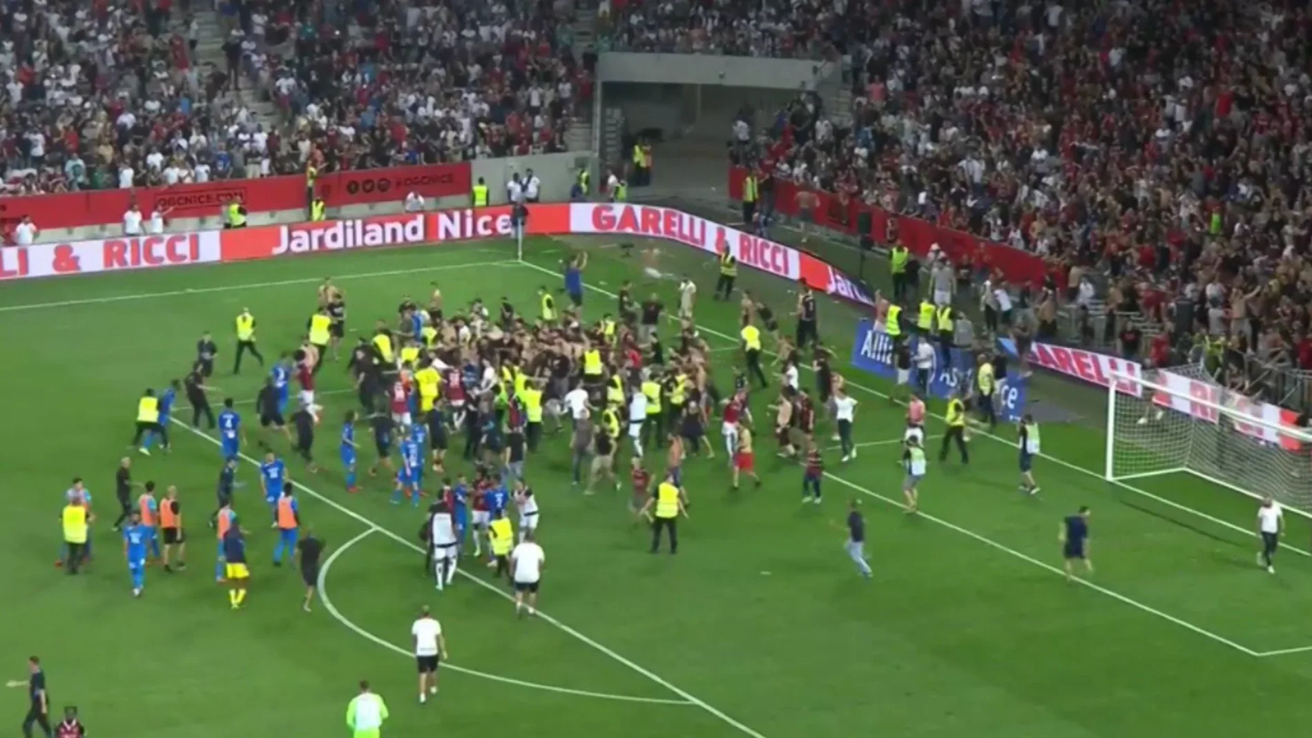 Decenas de aficionados del Niza saltan al campo para pegar a los jugadores del Marsella