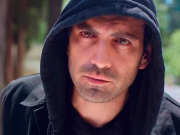 Demir acude a su propio entierro y busca la forma de dar señales de vida Demir acude a su propio entierro y busca la forma de dar señales de vida