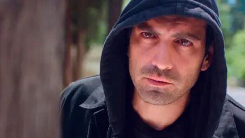 Demir acude a su propio entierro y busca la forma de dar señales de vida Demir acude a su propio entierro y busca la forma de dar señales de vida