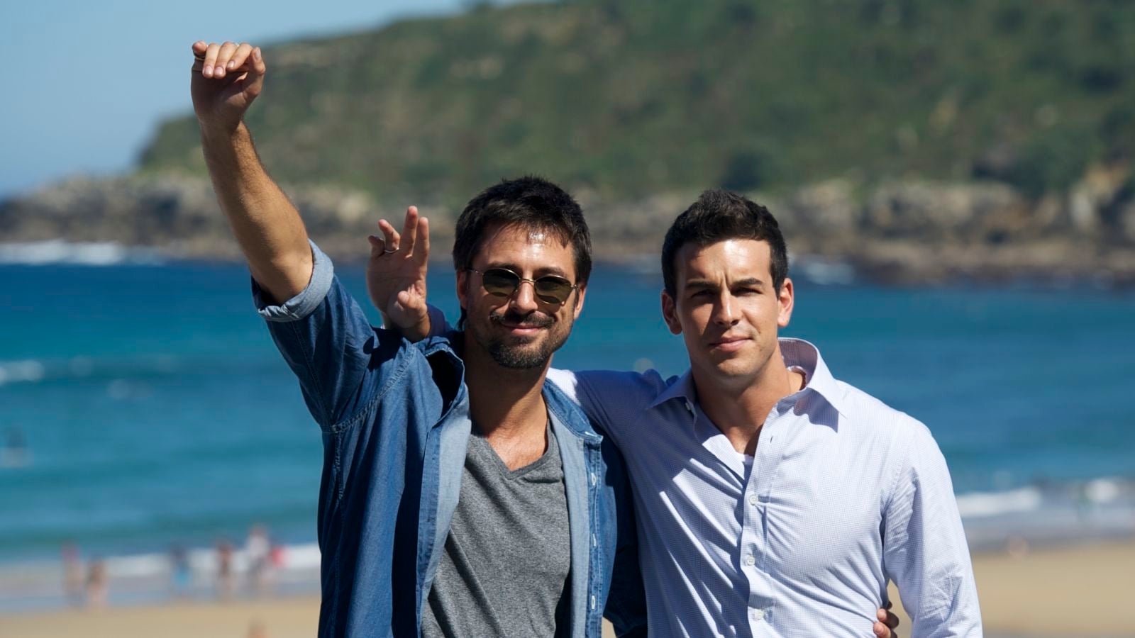 La respuesta de Mario Casas a Hugo Silva al publicar una foto de su pasado juntos