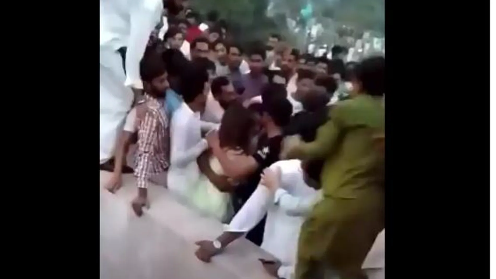 Una turba de 400 hombres agrede, desnuda y lanza al aire a una mujer en Pakistán