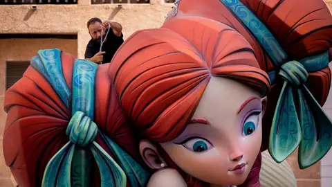 Un operario trabaja en el montaje de una falla Un operario trabaja en el montaje de una falla