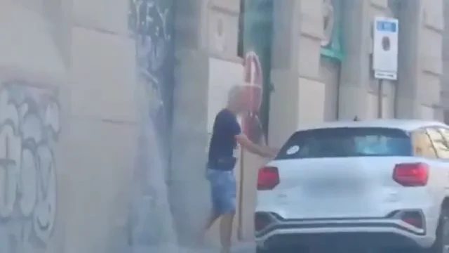 Los Mossos detienen a un hombre que robó en el interior de un vehículo gracias al vídeo de un ciudadano anónimo Los Mossos detienen a un hombre que robó en el interior de un vehículo gracias al vídeo de un ciudadano anónimo