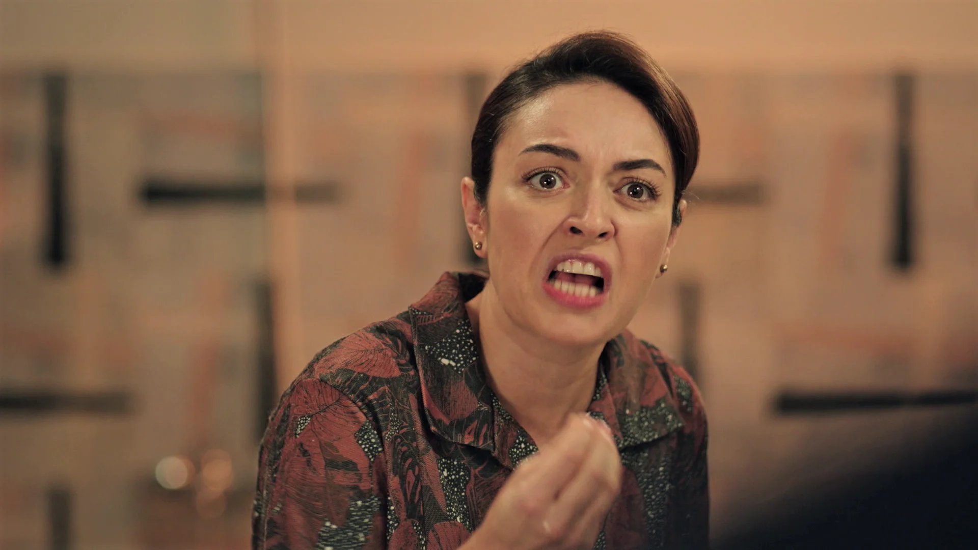 Safiye, histérica contra Han: “Esa mujer es una zorra” Safiye sigue sin dar crédito a que Inci haya estado en su casa sin su consentimiento.