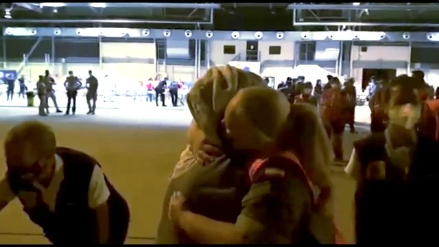 El abrazo de una militar con una mujer afgana que conmueve al mundo El abrazo de una militar con una mujer afgana que conmueve al mundo