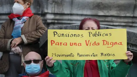 Pensionistas y jubilados en una concentración Pensionistas y jubilados en una concentración