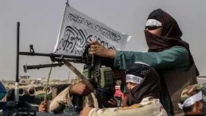 Un combatiente talibán monta guardia en un puesto de control, este martes en la ciudad de Kandahar. Un combatiente talibán monta guardia en un puesto de control, este martes en la ciudad de Kandahar.