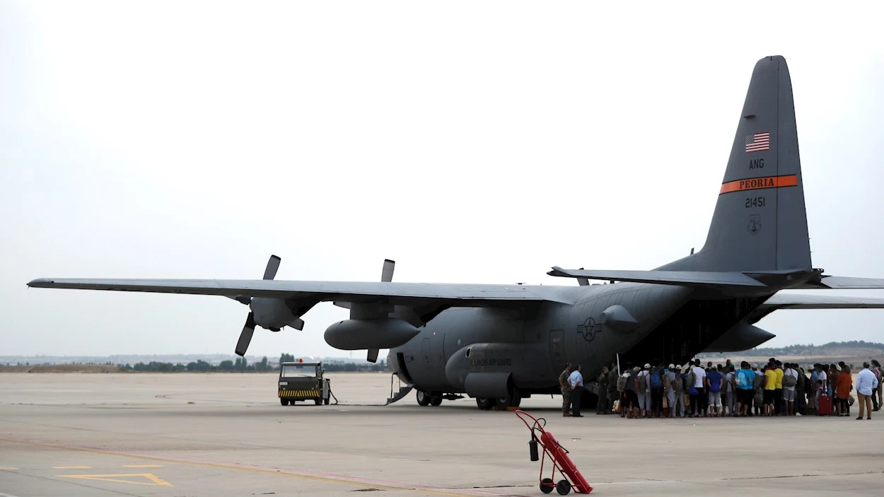 Aterriza en Torrejón de Ardoz el primero de los 2 aviones que llegan hoy a España procedentes de Afganistán Aterriza en Torrejón de Ardoz el primero de los 2 aviones que llegan hoy a España procedentes de Afganistán