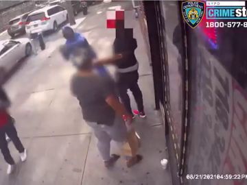 La policía de Nueva York busca al hombre que apuñaló a otro en la cara y el abdomen a plena luz del día