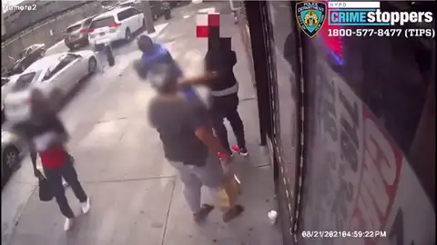 La policía de Nueva York busca al hombre que apuñaló a otro en la cara y el abdomen a plena luz del día La policía de Nueva York busca al hombre que apuñaló a otro en la cara y el abdomen a plena luz del día