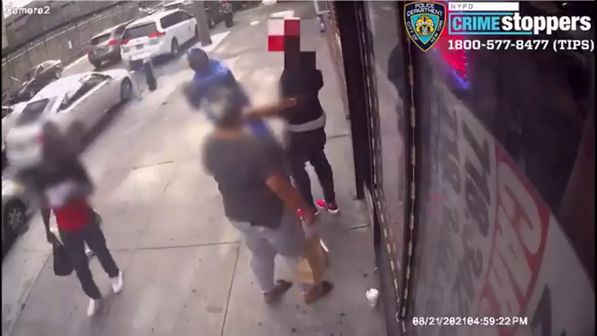 La policía de Nueva York busca al hombre que apuñaló a otro en la cara y el abdomen a plena luz del día