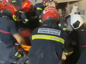 Rescatan a un hombre con vida del derrumbe en Peñíscola Rescatan a un hombre con vida del derrumbe en Peñíscola
