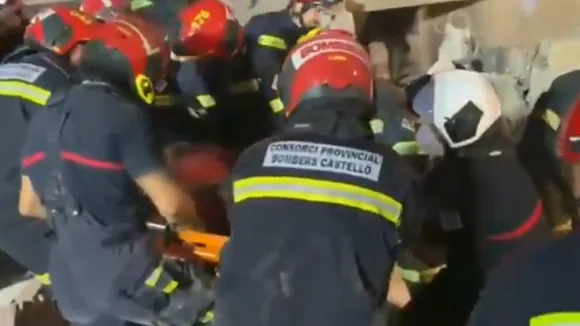 Rescatan a un hombre con vida del derrumbe en Peñíscola Rescatan a un hombre con vida del derrumbe en Peñíscola