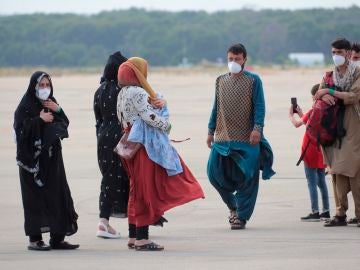 Evacuados afganos a su llegada a la Base Aérea de Torrejón de Ardoz