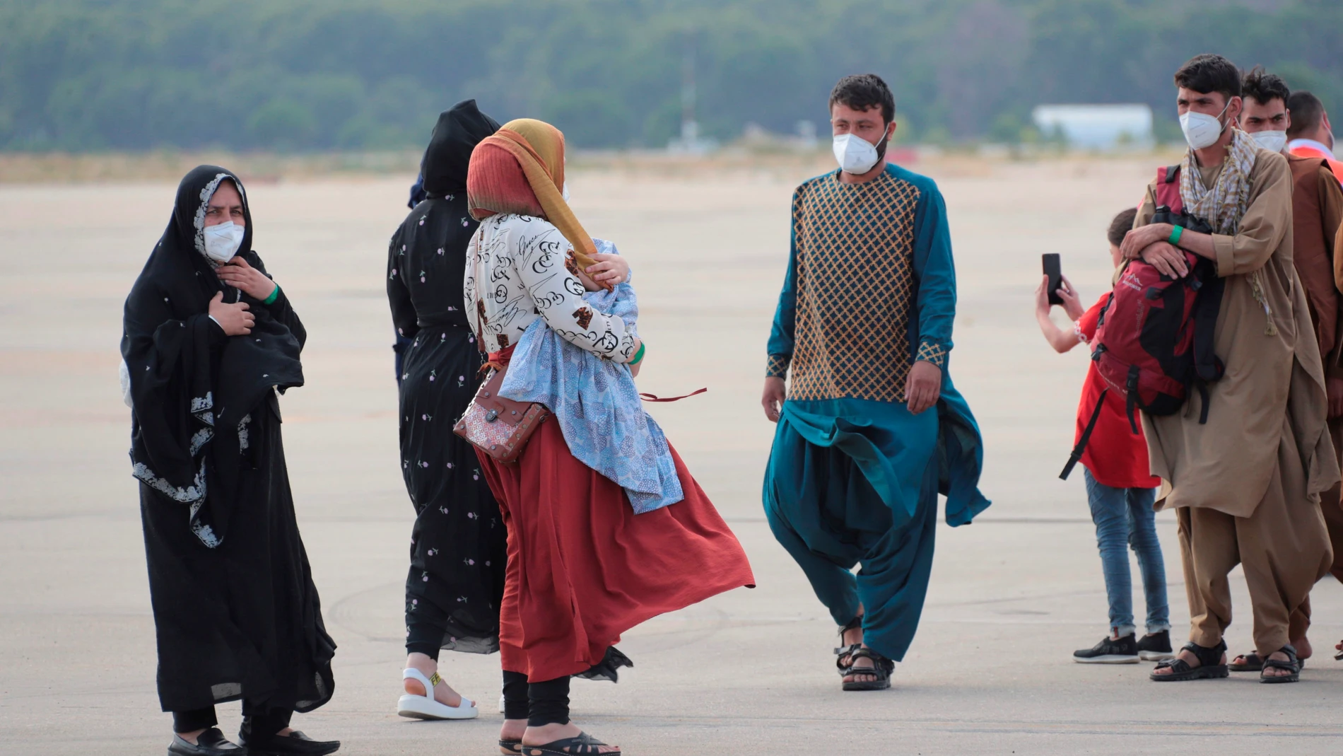 Evacuados afganos a su llegada a la Base Aérea de Torrejón de Ardoz