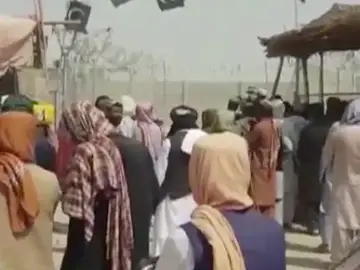 La incertidumbre y el temor de los afganos por los talibanes colapsa la frontera con Pakistán La incertidumbre y el temor de los afganos por los talibanes colapsa la frontera con Pakistán