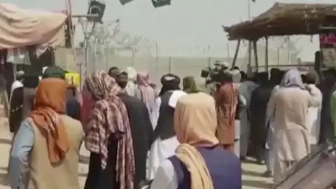 La incertidumbre y el temor de los afganos por los talibanes colapsa la frontera con Pakistán La incertidumbre y el temor de los afganos por los talibanes colapsa la frontera con Pakistán