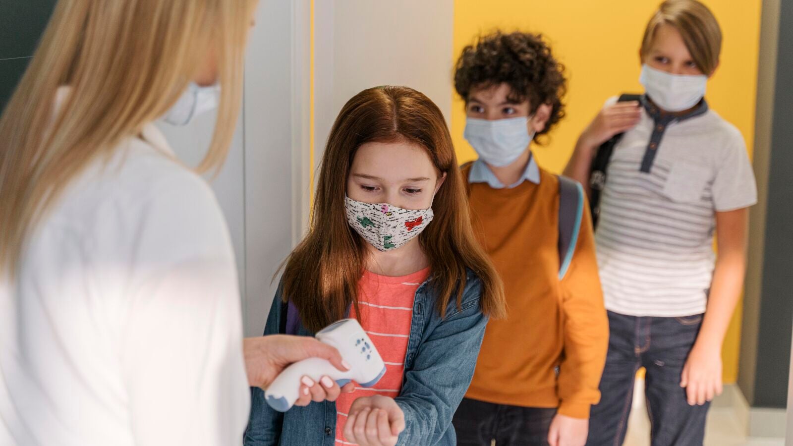 Aumentan los casos de coronavirus en niños menores de 12 años, sin nada decidido sobre su vacunación