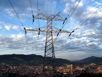 Torre de transporte de energía de la red eléctrica en Bilbao