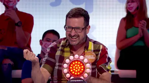 Marco Antonio acierta a la primera en ‘La Pista’ y lo celebra con uno de sus bailes Marco Antonio acierta a la primera en ‘La Pista’ y lo celebra con uno de sus bailes