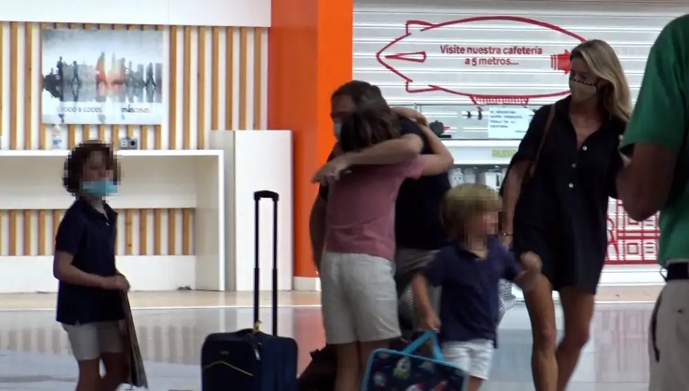 Manuel Martos se abraza a sus hijos mientras Amelia Bono les observa 