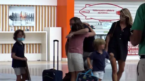 Manuel Martos se abraza a sus hijos mientras Amelia Bono les observa Manuel Martos se abraza a sus hijos mientras Amelia Bono les observa