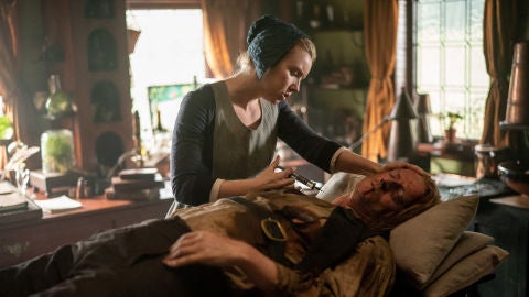 Lauren Lyle como Marsali y Ned Dennehy como Lionel Brown en 'Outlander'