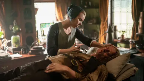 Lauren Lyle como Marsali y Ned Dennehy como Lionel Brown en 'Outlander' Lauren Lyle como Marsali y Ned Dennehy como Lionel Brown en 'Outlander'