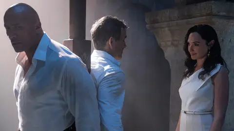 Dwayne Johnson, Ryan Reynolds y Gal Gadot en 'Alerta roja' Dwayne Johnson, Ryan Reynolds y Gal Gadot en 'Alerta roja'