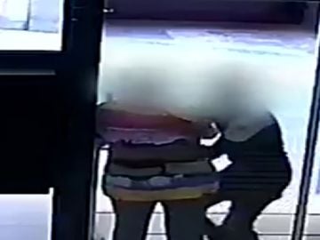 Vídeo del momento en el que un joven roba a una mujer de 85 años